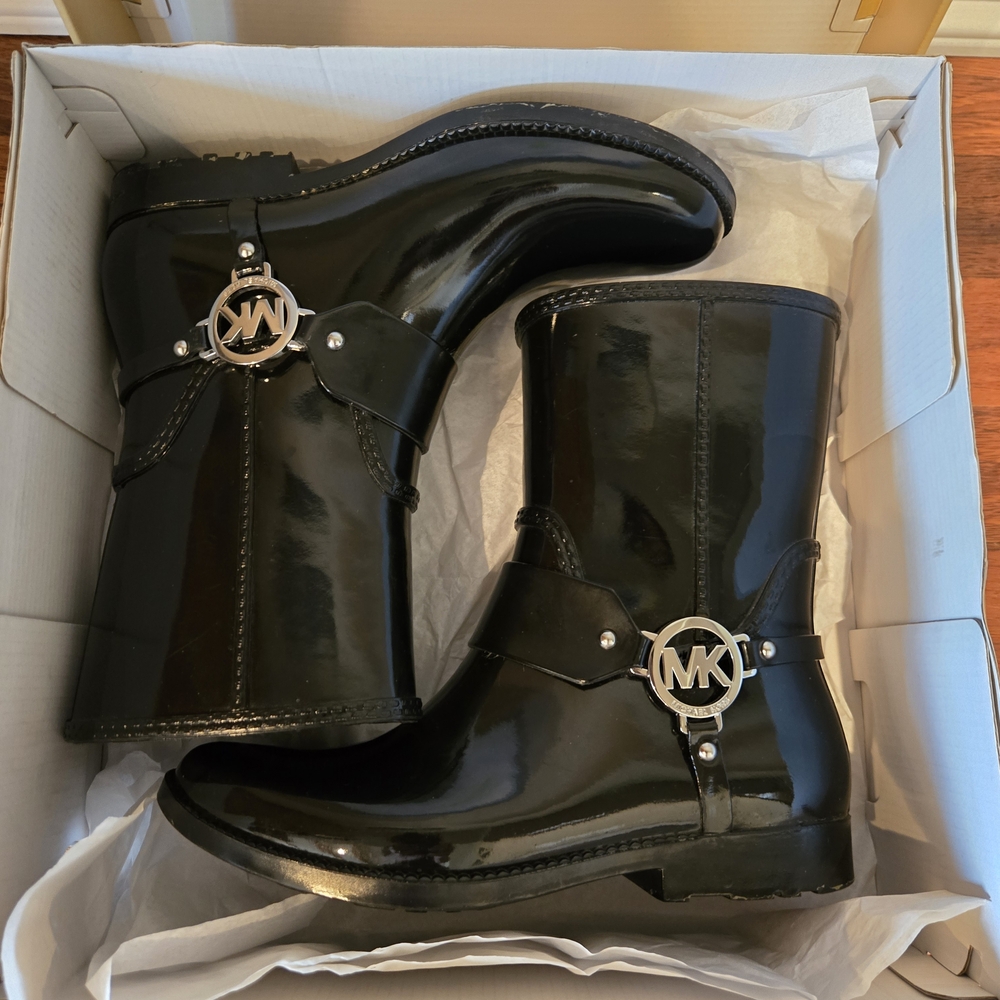 Michael Kors Shiny Black Boots with Logo - Picture 6 of 8